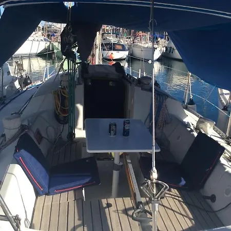 Nuitee A Bord De Danilou Un Voilier De 9.50m