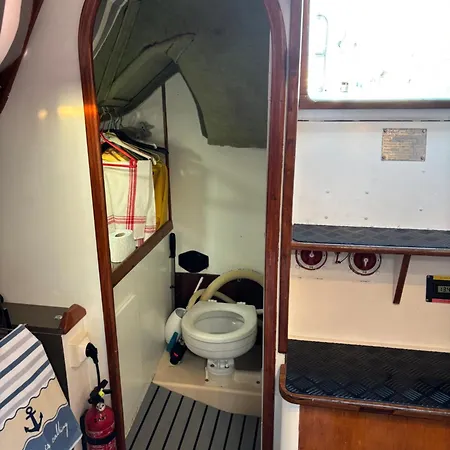 Botel Nuitee A Bord De Danilou Un Voilier De 9.50m