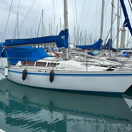 Nuitee A Bord De Danilou Un Voilier De 9.50m *