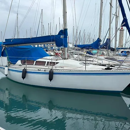 Nuitee A Bord De Danilou Un Voilier De 9.50m *