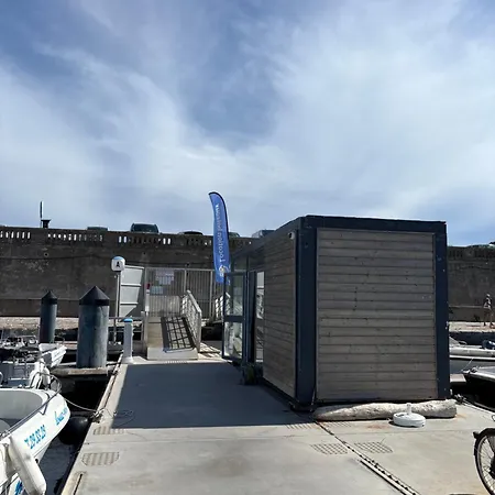 Nuitee A Bord De Danilou Un Voilier De 9.50m Båthotell *